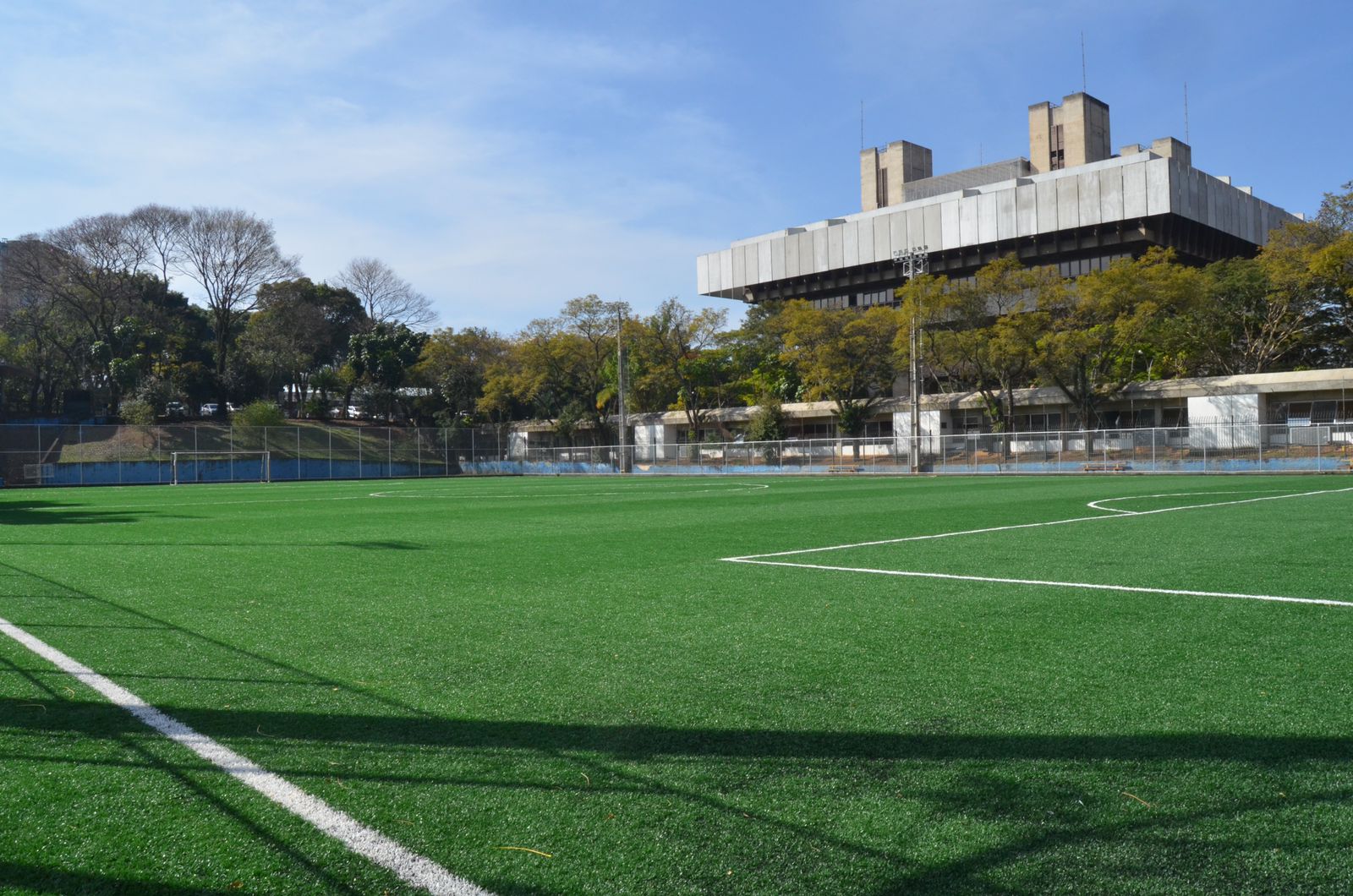 Na imagem, novo campo de grama sintética do Centro Olímpico de Treinamento e Pesquisa