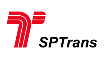 Logotipo da São Paulo Transporte, que consiste em símbolo estilizado à esquerda, em formato de letra "T" e cor vermelha, e a sigla "SPTrans" em itálico, na cor preta, à direita