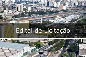 fotografia que tirada do alto, mostra o sambódromo de São Paulo, vários prédios e no fundo da imagem da vê a marginal tietê