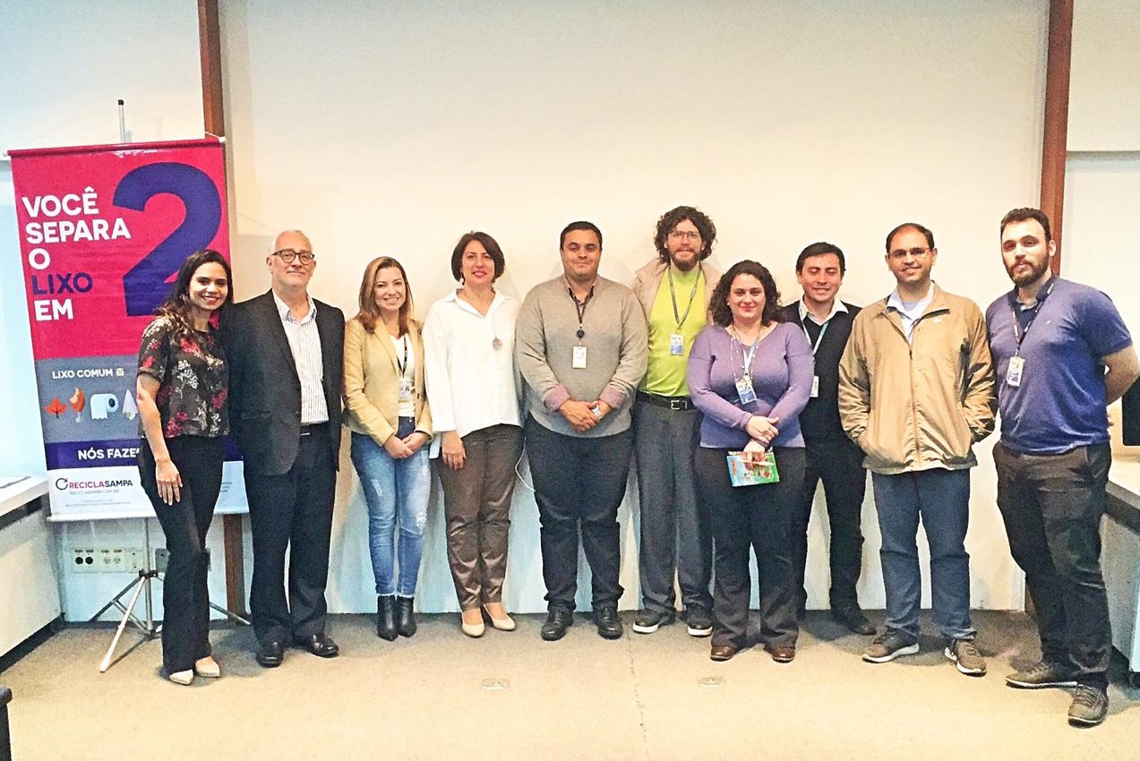 Funcionários da Amlurb ao lado do cartaz do Recicla Sampa no local que foi realizada a palestra “Recicla Sampa – Divulgação do Movimento do Incentivo à Reciclagem”.