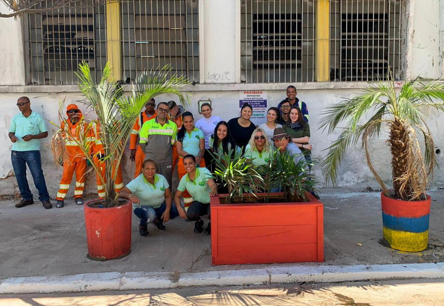Estudantes e agentes de limpeza revitalizaram um ponto de descarte irregular no sábado (17) na região central da cidade