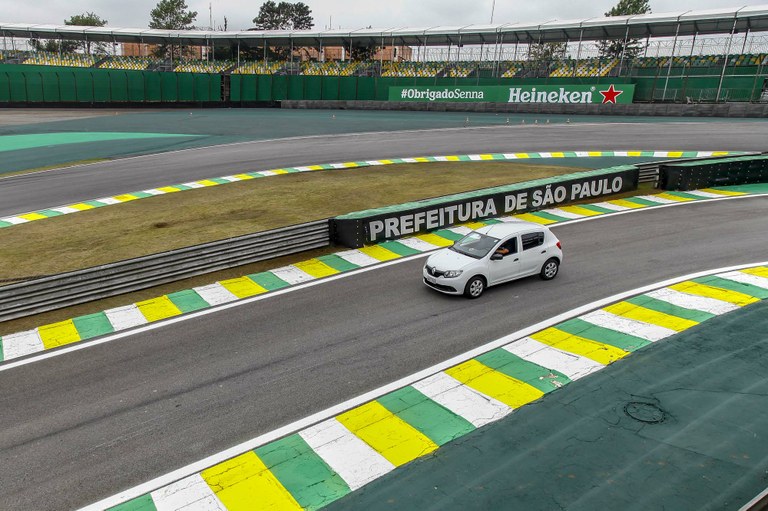 Foto de um dos trechos da pista do Autódromo de Interlagos onde tem a placa da Prefeitura de São Paulo.