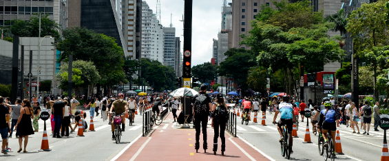 Imagem mostra pedestres transitando pela avenida paulista fechada para carros