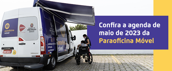 Do lado esquerdo da imagem há uma van com a porta aberta e uma pessoa de cadeira de rodas e outra em pé, ambas estão ao lado da porta. Do lado direito da imagem está escrito Confira a agenda de maio de 2023 da Paraoficina Móvel