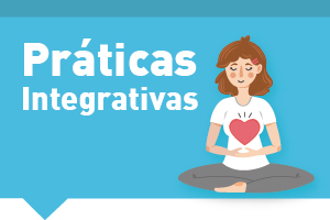 Descrição #PraCegoVer: Retângulo com fundo azul claro, com o texto "Práticas Integrativas" e ao lado a ilustração de uma mulher sentada em posição de meditação.