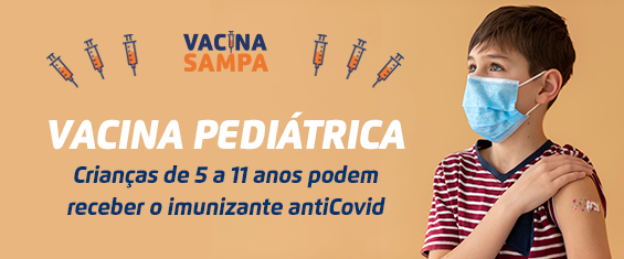 Em fundo laranja, à direita, está um menino de aproximadamente 8 anos segurando a manga da camisa de um dos braços, que tem um curativo, simulando que acabou de receber a vacina.
