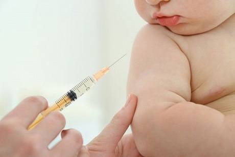 Fodo de um braço de bebê recebendo a vacina