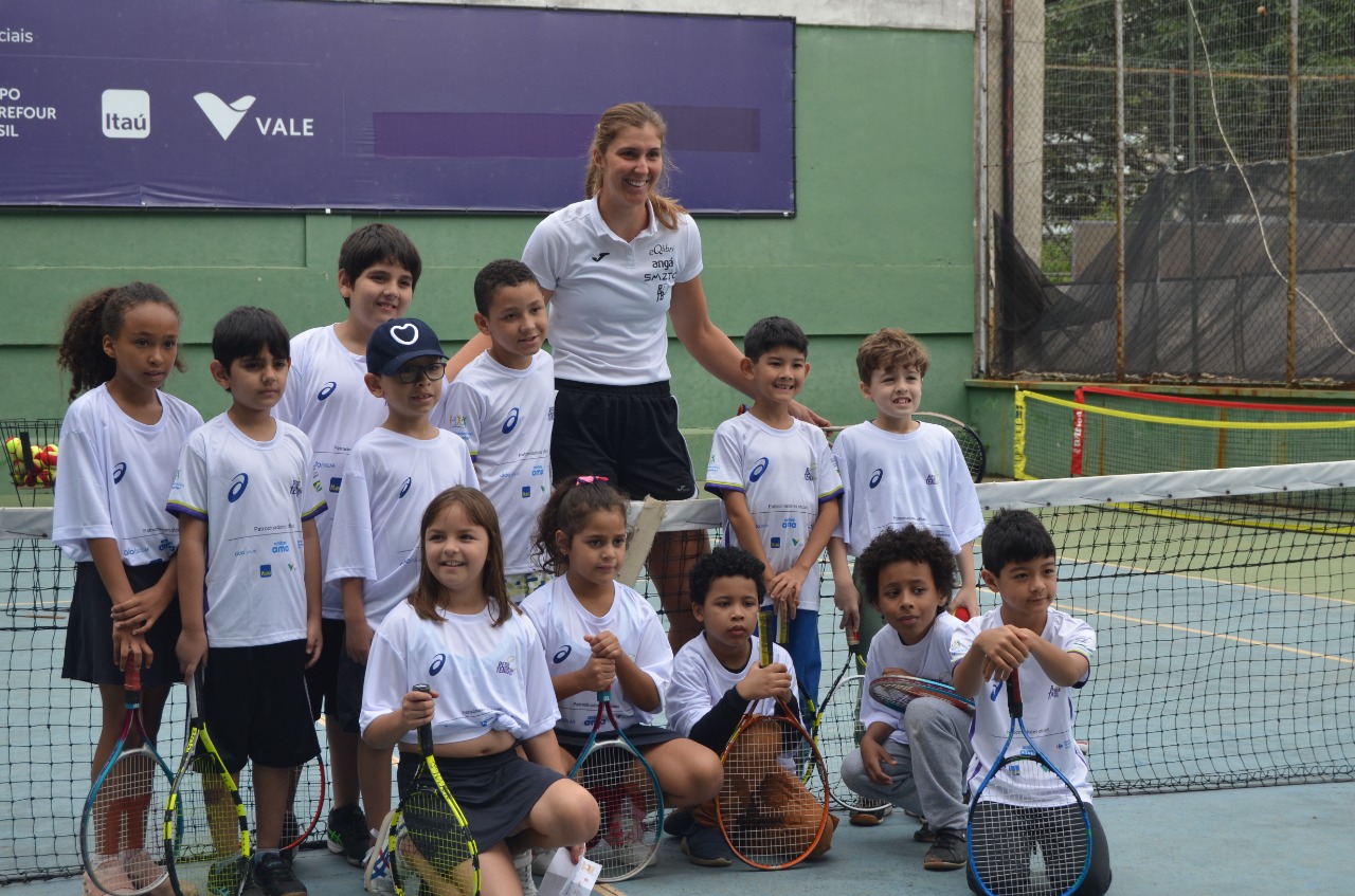 Na imagem, alunos do projeto Rede Tênis Brasil com a tenista, Beatriz Haddad.
