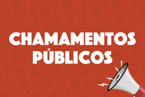 O título "chamamentos públicos" está sobre um fundo marrom com ilustração de pegadas. No canto inferior direito há a ilustração de um megafone.