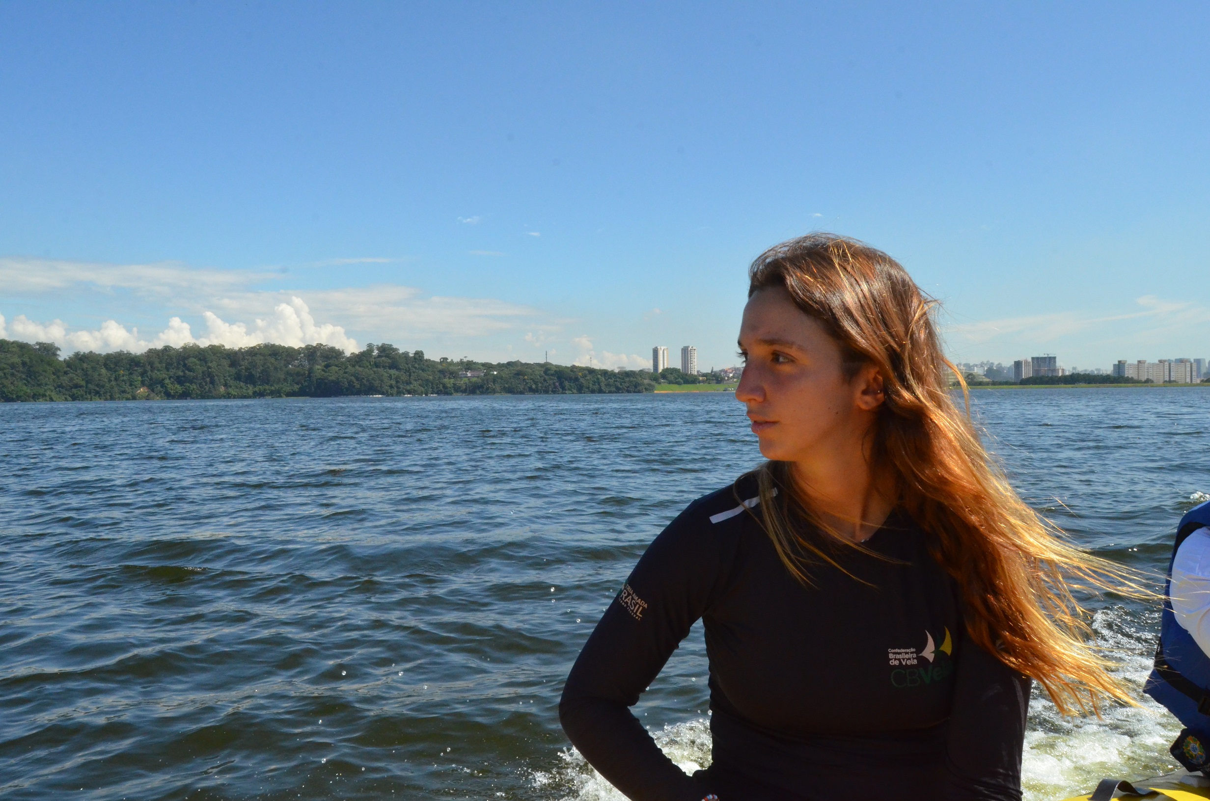 Na imagem, a atleta de vela, Bruna Dí Croce Patrício, na represa Guarapiranga.