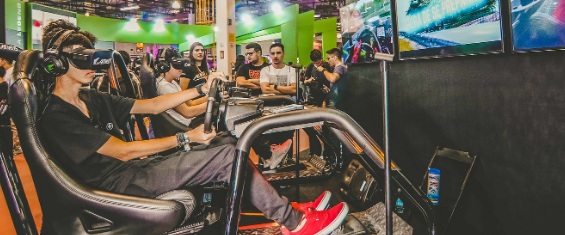 Jovem participa de jogo em realidade aumentada na Brasil Game Show