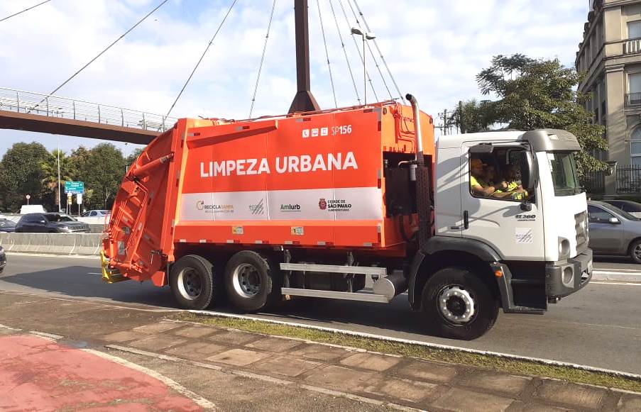 Caminhão de lixo pelas ruas