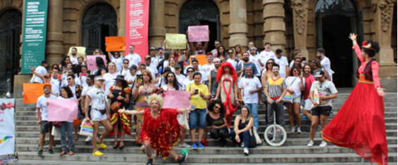 #ParaTodosVerem Nas escadas do Teatro Municipal de São Paulo, um grupo de cerca de 50 pessoas da comunidade LGBTI festeja, entre as quais uma drag queen de peruca loira e vestido vermelho