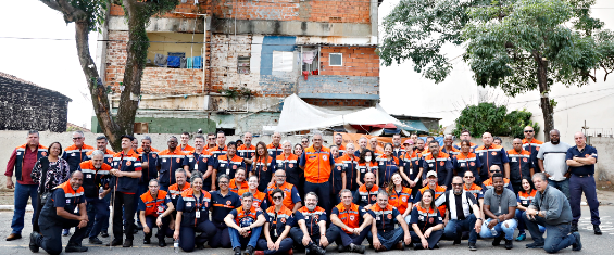 #PraTodosVerem Equipe da Defesa Civil reunida em frente ao prédio da comunidade