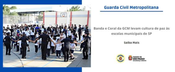#PraTodosVerem Evento de Cultura de Paz promovido pela Prefeitura de São Paulo.
Guardas Civis Metropolitanas usando uniforme azul realizam junto aos lados ao centro, um grande abraço simbólico em referência ao fim da violência nas escolas.