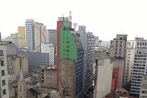 Vista panorâmica da cidade de São Paulo, com diversos prédios.
