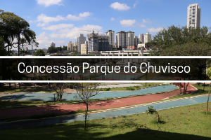Foto que mostra o parque Chuvisco, que tem ciclovia, pista pra pedestre, tem grama e árvores