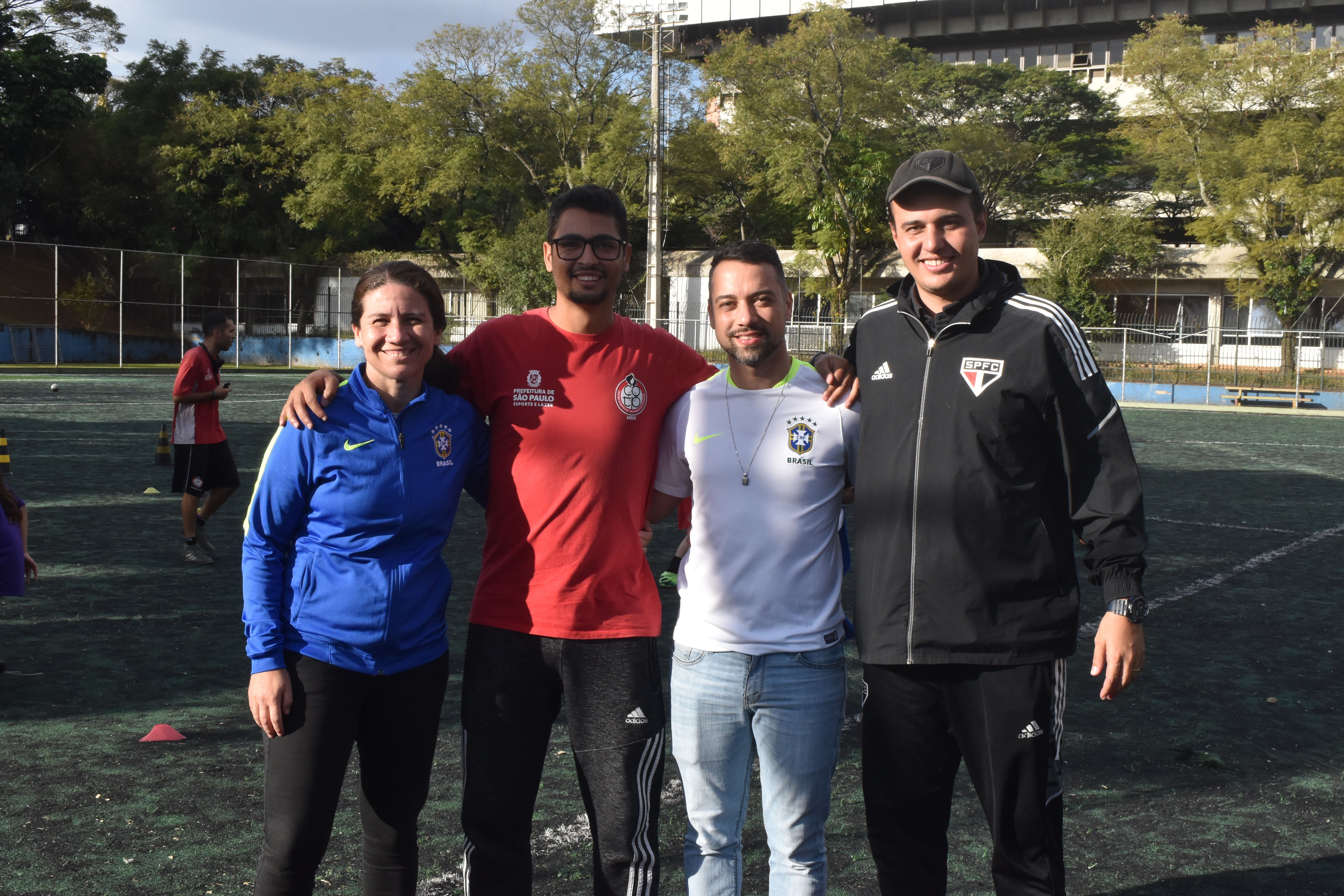 Na imagem, o treinadores Lucas Piccinato, Jonas Urias, Vinicius e a auxiliar Jessica de Lima