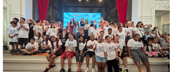no palco da Sala do Conservatório mais 40 pessoas reunidas, entre elas jovens, adultos e crianças com síndrome de Down, familiares, amigos convidados, a secretária da SMPED Silvia Grecco e a secretária-adjunta Dika Vidal.