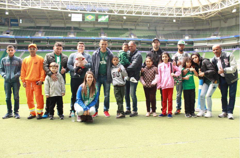 Família de catadores e profissionais de coleta do município pousando para foto no Allianz Parque