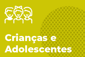 Um layour verde, acompanhado de uma textura de circulos do lado direito até a metade da imagem. O título "Crianças e Adolescentes" na parte inferior e de três crianças na superior.