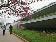 O Centro Cultural São Paulo conta com biblioteca Braile e computadores que permitem o acesso de pessoas com deficiência visual à Internet