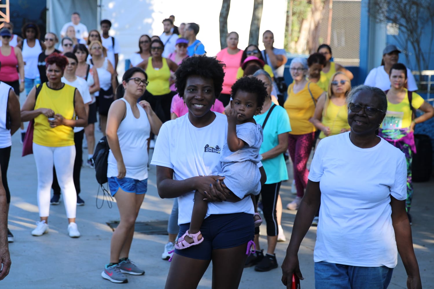Na imagem, participantes da caminhada do Dia das Mães no Centro Esportivo Vila Guarani.