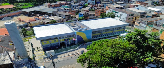 na imagem aérea é possivel ver toda a estrutura da nova escola CEI Elza Soares, com árvores e casa no seu entorno