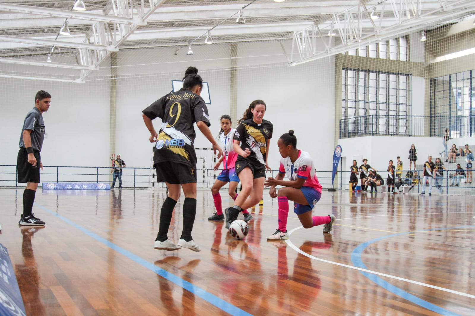 Na imagem, participantes da 1ª Copa de Futsal da Cidade São Paulo.