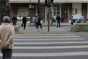 Imagem mostra cidadãos atravessando em uma faixa de pedestre
