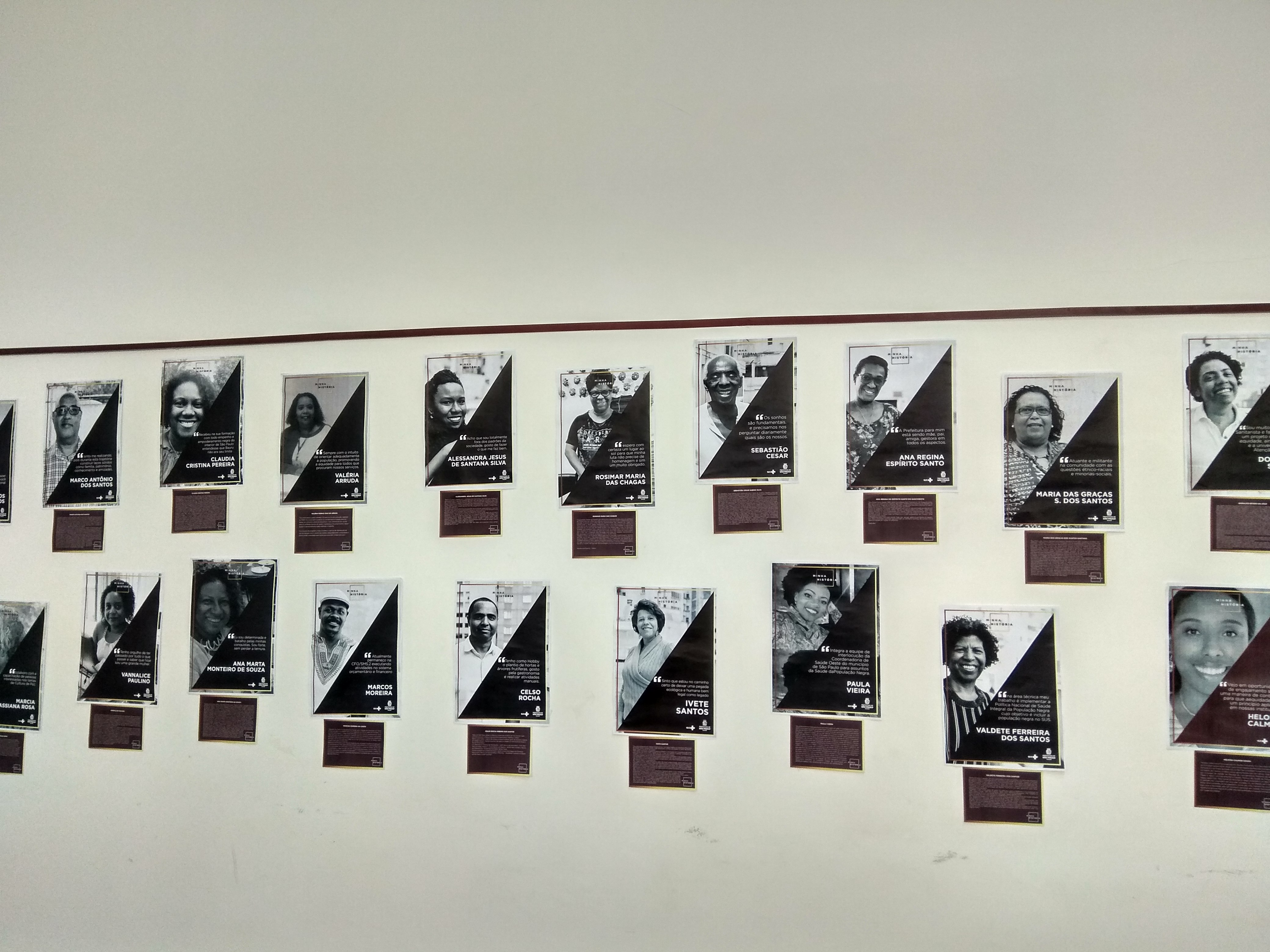 Na imagem, um mural fazendo homenagem a diversos servidores negros com foto de cada um deles