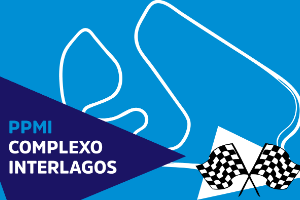 Imagem com fundo azul, lado esquerdo abaixo tem triângulo, dentro está escrito PPMI Complexo Interlagos, no meio na foto circuito fechado, como fosse pista de corrida e do lado direito abaixo, duas bandeiras de corrida.