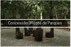 fotografia tirada dentro do Parque TRIANON, mostra 6 bancos feito de tronco de árvore e ao fundo árvores. No meio da imagem escrito Concessão 3º lote de Parques.