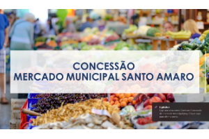 Foto de fundo com barraca de frutas, na frete retângulo branco escrito Concessão do Mercado Municipal Santo Amaro.