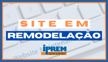 imagem com bordas em azul e laranja, no fundo tem a foto de um teclado de computador desfocado e acima em primeiro plano estão ao centro os dizeres "Site em Remodelaçao" com a logo do IPREM centralizada abaixo.