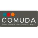 Fundo cinza, três círculos coloridos - azul, vermelho e laranja - acima da palavra COMUDA