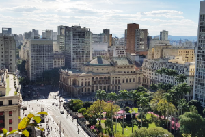 Imagem aérea da região central mostra o Theatro Municipal e parte do Viaduto do Chá em um dia ensolarado