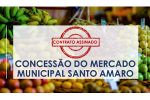 Foto de fundo com barraca de frutas, na frete retângulo branco escrito Concessão do Mercado Municipal Santo Amaro e em cima escrito em vermelho Contrato Assinado.