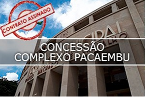 Entrada principal do Complexo Pacaembu, tem faixa transparente escrito Concessão Complexo Pacaembu e no canto esquerdo escrito em vermelho Contrato Assinado.