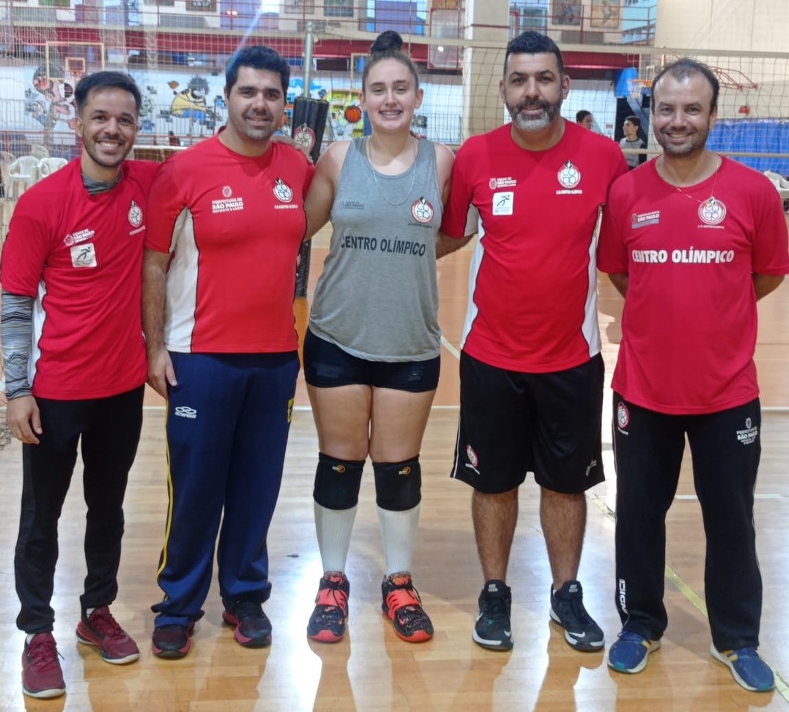 Na imagem, comissão técnica de vôlei e atleta Rafaella Lopes do Monte.