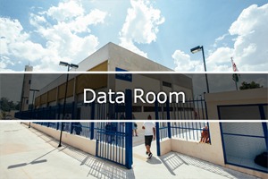 fotografia que mostra escola e uma criança entrado nela e no meio escrito Data Room.