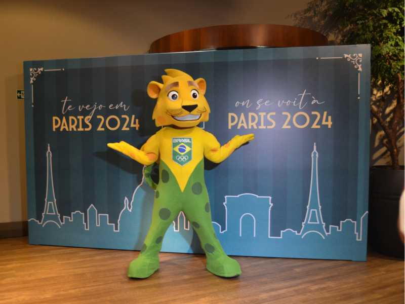 Na imagem, Ginga mascote oficial do Time Brasil comemorando um ano para os Jogos Olímpicos de Paris 2024.