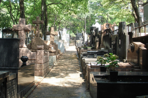 Imagem de corredor dos cemitérios municipais