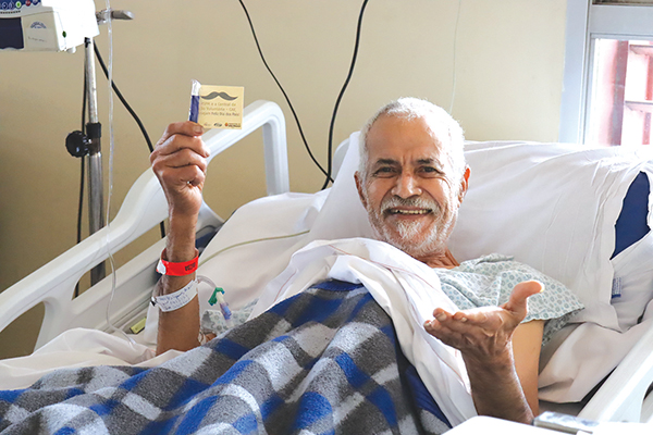 Imagem de paciente sorrindo com uma caneta nas mãos