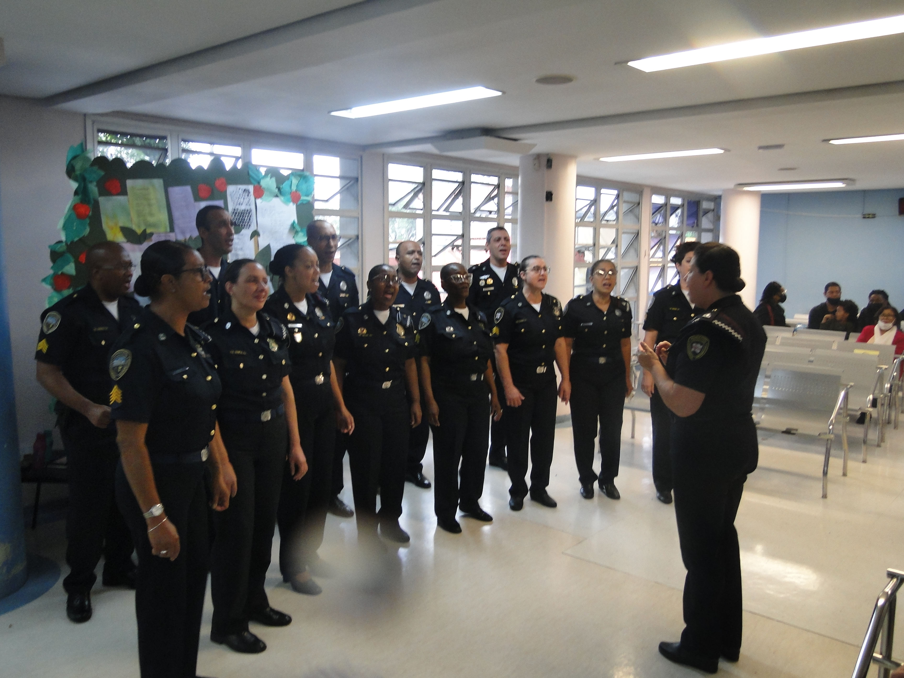 Imagem da Guarda Civil Metropolitana em apresentação no saguão do hospital