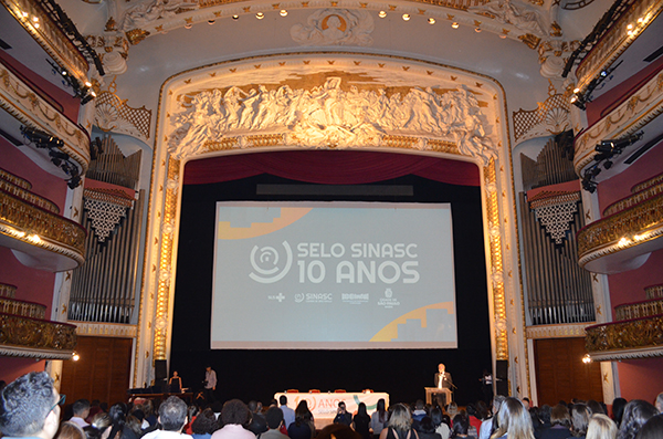 Imagem do palco do Theatro Municipal de São Paulo, durante a premiação do Selo SINASC 2019