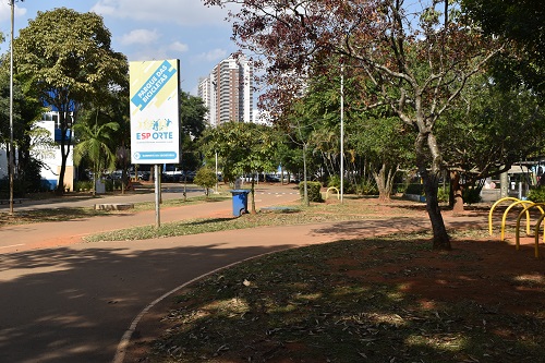 Na imagem, arte com a escrita "Parque das Bicicletas", logo abaixo bonecos praticando atividade física.