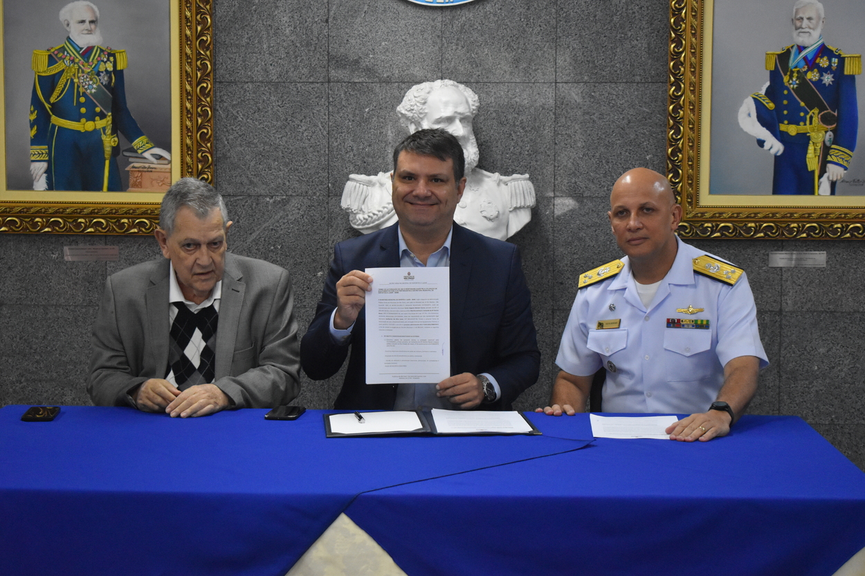 Na imagem, está o Secretário Cacá Vianna, junto do vereador Arnaldo Faria de Sá e o Vice-Almirante Guilherme da Silva Costa