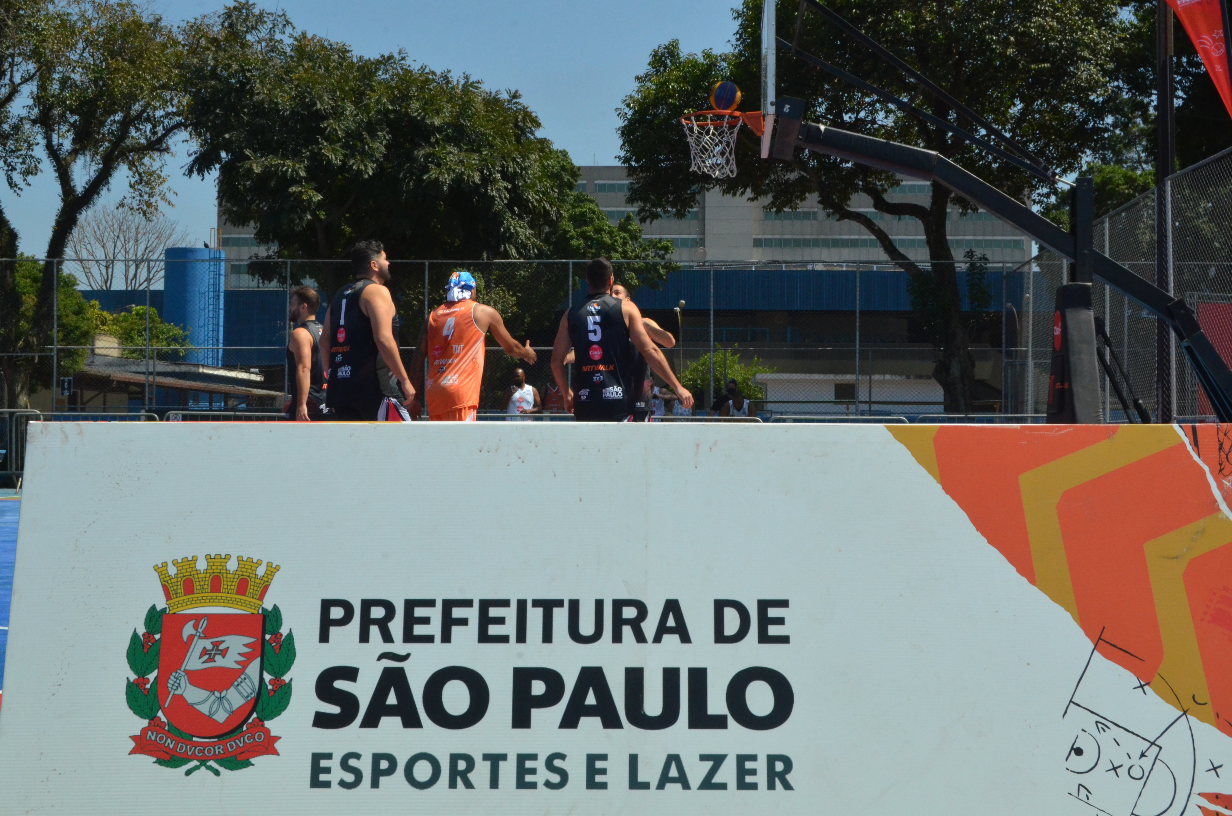 Drible - Pessoas jogando basquete 3x3 no Ibirapuera - Esportes