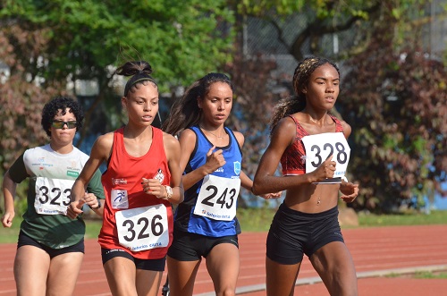 Na imagem, atletas competindo na pista do Centro Olímpico.